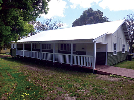 Darwin Cottage is a cosy white and green house with a balcony, offering southwest accommodations at Fairbridge Village